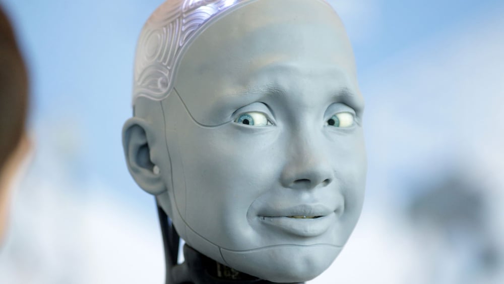 Der Roboter Ameca des britischen Herstellers Engineered Arts interagierte mit Besucher*innen eines Gipfels vom 6. Juli 2023 in Genf, an dem Expert*innen und Vertreter*innen internationaler Organisationen teilnahmen. Eingeladen hatten die Vereinten Nationen, um über das Potenzial der KI für die Stärkung der Menschheit zu diskutieren. © Johannes Simon / Getty Images