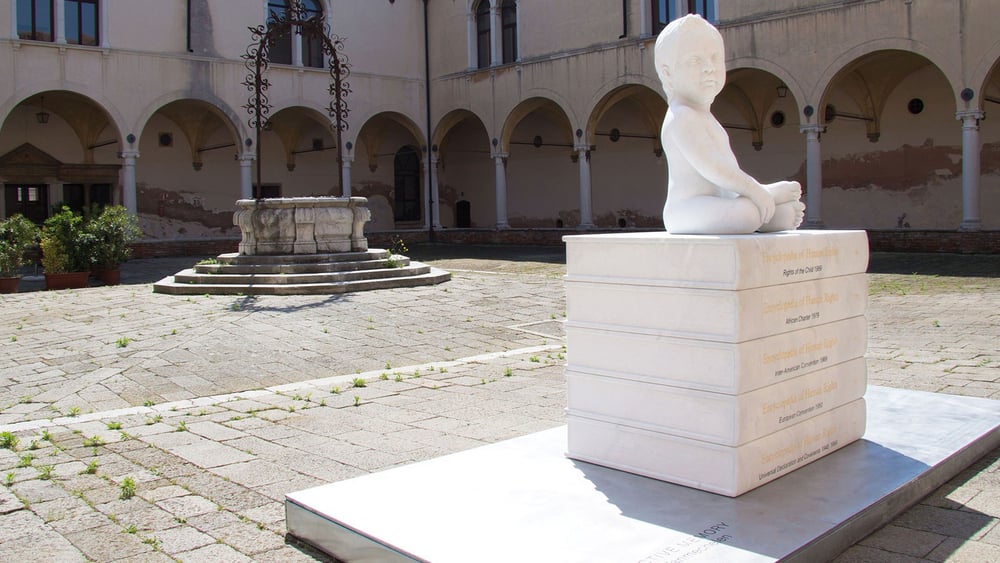 Die Skulptur «Collective Memory» im Innenhof des Global Campus of Human Rights in Venedig stösst Debatten über Menschenrechte an. © Koen Vanmechelen