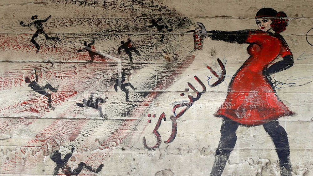 Widerstand stärken: Viele Kunstwerke in Ägypten thematisierten systematische sexuelle Gewalt des Staats gegen Frauen während der Proteste – und ihre Gegenwehr. »Nein zur sexuellen Belästigung«, ein Graffito von Mira Shihadeh (Kairo, Mai 2013). © Hassan Ammar/AP/pa // Weitere Beispiele von Street Art bei Klick aufs Bild