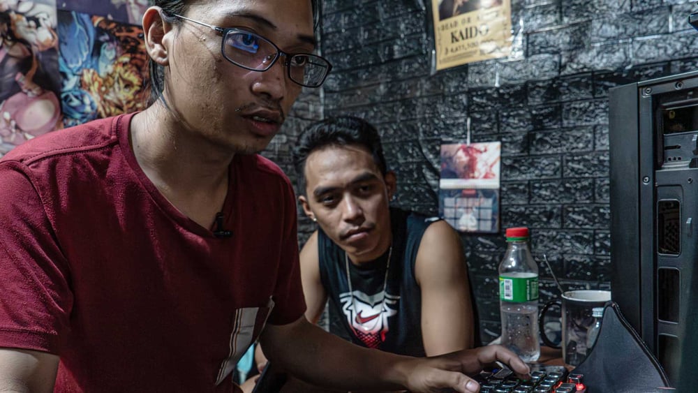 Cheiro «annotiert» in seinem Zimmer die Navigationsdaten eines autonomen Fahrzeugs in Kalifornien. © Théophile Simon