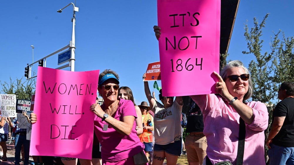 «Remember in November»: Unter diesem Slogan demonstrieren zahlreiche Aktivist*innen vor der Abstimmung in Arizona für das Recht auf einen sicheren Schwangerschaftsabbruch und machen klar, dass die Frage zum Recht auf den eigenen Körper die Präsidentschaftswahlen im November nachhaltig beeinflussen könnte. © Keystone / Frederic J. Brown