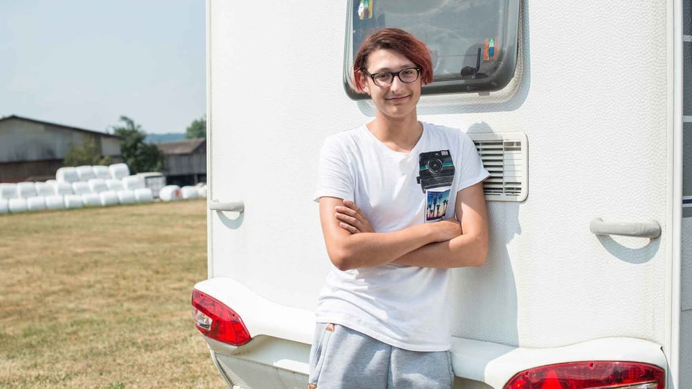Jakub, 17 Jahre alt, wohnt im Winter auf einem Standplatz und ist im Sommer im Wohnwagen unterwegs. © Franziska Rothenbühler