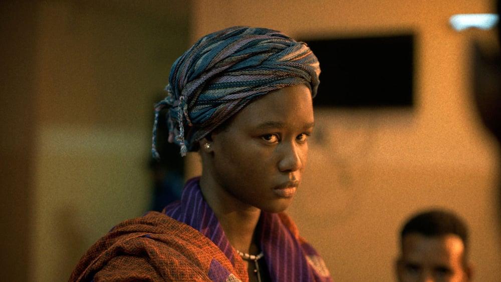 «Goodbye Julia»: Die gut situierte Mona aus dem Nordsudan hat unter unglücklichen Umständen den Tod eines Mannes aus dem Süden verursacht. Um ihre Schuld wiedergutzumachen, nimmt sie die Witwe Julia und deren Sohn bei sich auf. Die beiden Frauen nähern sich einander sanft an, doch das moralische Dilemma und die Unruhen im Land finden ihren Weg in das Haus. © trigon-film