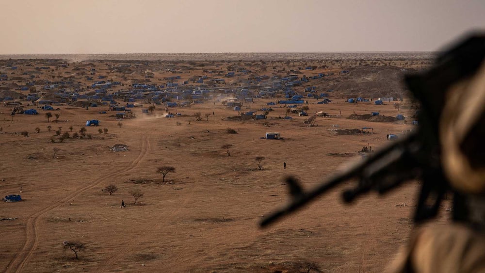 Sicherheitskräfte müssen Dörfer und Infrastruktur beschützen, da es regelmässig zu Überfällen von dschihadistischen Gruppen kommt, wie hier im Süden Malis, 2022. © Tanguy Vabatte/ IMAGO