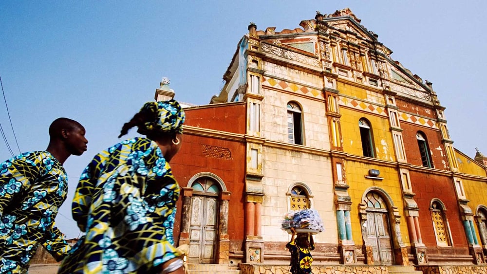 Ausdruck des Gemischs der Religionen: Die grosse Moschee in Benins Hauptstadt Porto Novo, gebaut im Stil afro-brasilianischer Kirchen. © Le Figaro Magazine/laif