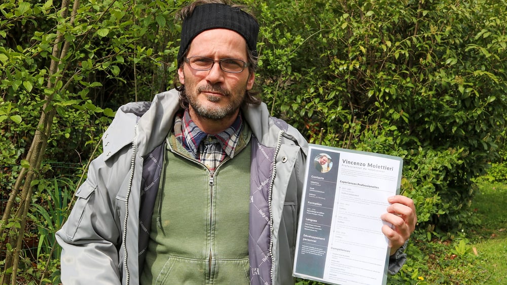 Vincent Molettieri zeigt stolz seinen Lebenslauf. Durch die Coronakrise verlor er seine Arbeit. © Rémi Carlier