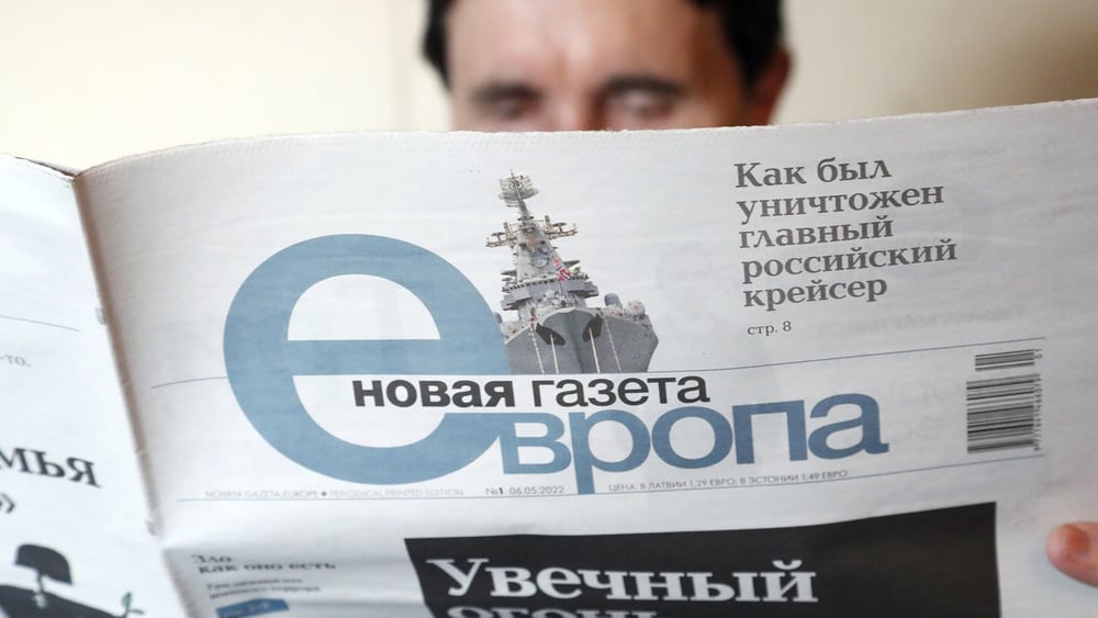 Die kremlkritische Zeitung «Novaya Gazeta» wurde in Russland auf Druck der Behörden eingestellt. Seit 2022 erscheint «Novaya Gazeta Europa» in Lettland. © Toms Kalnins / EPA / Keystone