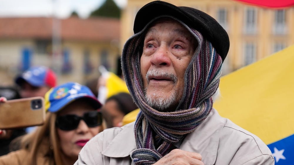 Demonstrationen nur noch im Ausland risikofrei möglich: Ein Anhänger der venezolanischen Oppositionsführerin María Corina Machado demonstriert in Bogotá (Kolumbien) für freie und faire Wahlen im Juli. © Fernando Vergara / AP / Keystone