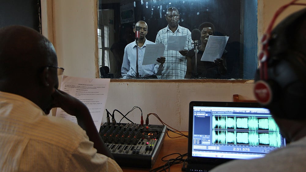 Seit 2004 ein Strassenfeger: Schauspieler*innen nehmen eine beliebte Seifenoper auf, die zur Förderung von Frieden und Versöhnung in Ruanda eingesetzt wird. © Ayoze O'Shanahan / AFP