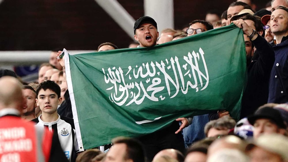 Viele Newcastle-Fans sehen die Übernahme ihres Clubs durch Saudi-Arabien kritisch – doch es gibt auch diejenigen, die die neuen Eigner feiern.  © Jonathan Brady/ Imago