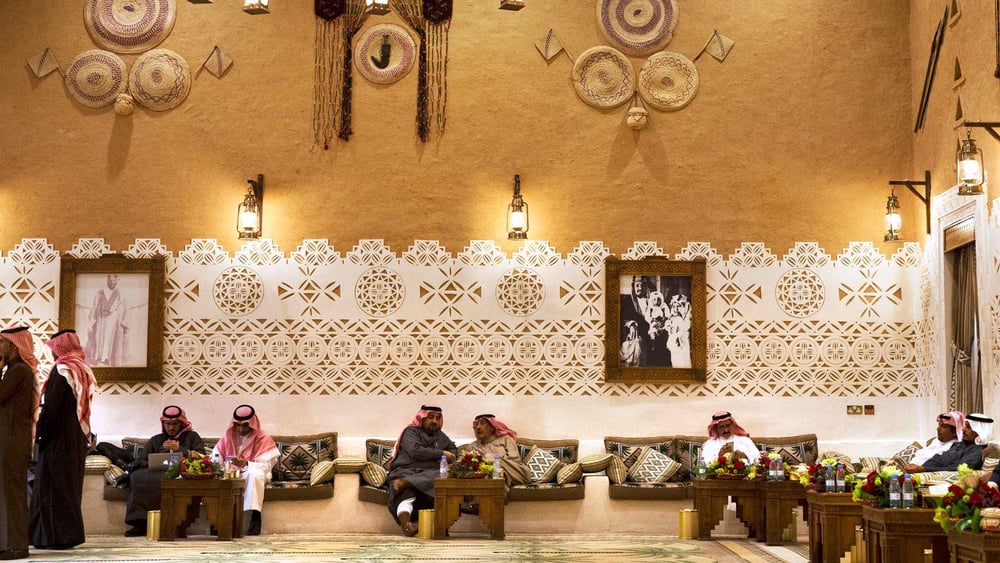 Im Warteraum für eine Audienz: Ausländische Diplomat*innen, CEOs und saudische Geschäftsleute geben sich in Saudi-Arabien derzeit die Klinke in die Hand. © Jacquelyn Martin, Pool / AP