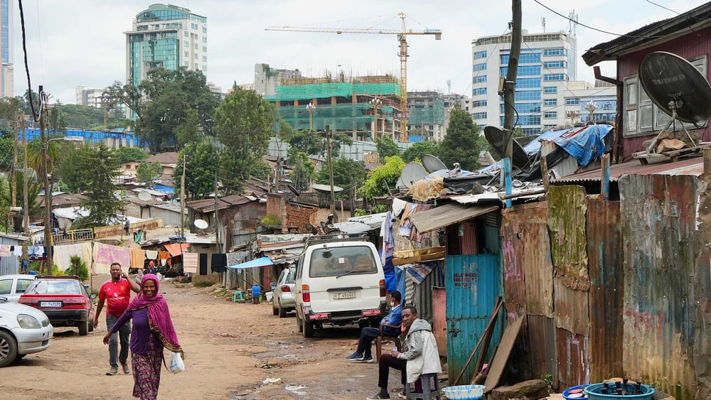 Die neuen Hochhaus-Quartiere verdrängen die Siedlungen der Armen in Addis Abeba. © Andrzej Rybak
