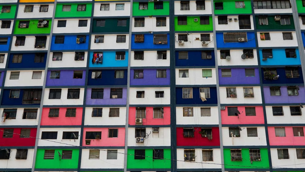 Wenn das Zuhause zum Ort der Angst wird: Femizide werden zumeist von Angehörigen, Partnern oder Freunden begangen. © Linda Käsbohrer