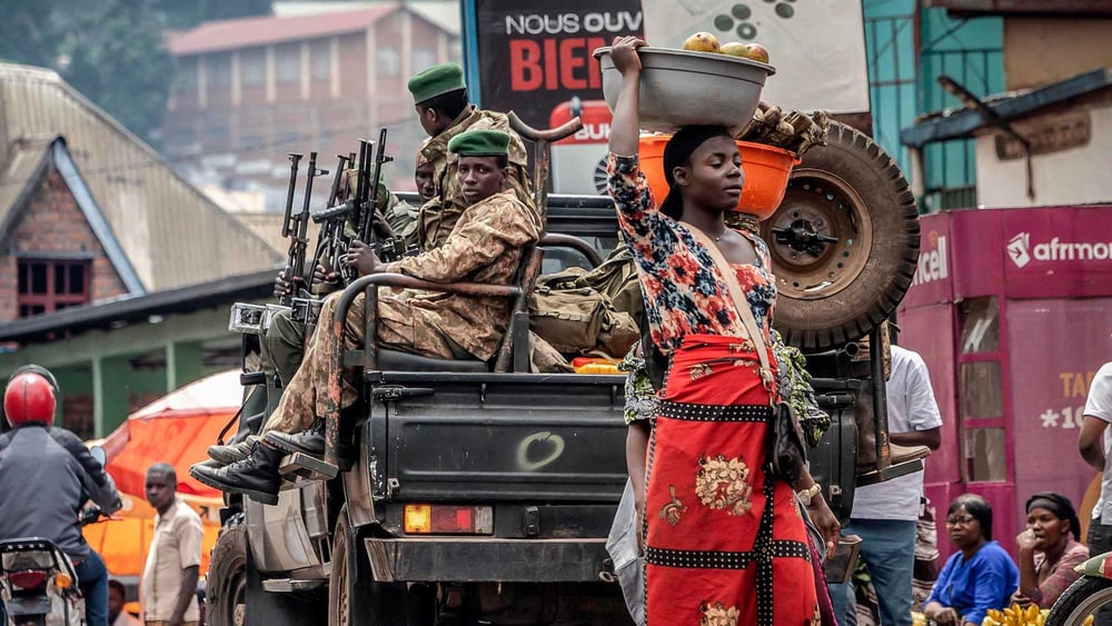 Mitglieder der bewaffneten Gruppierung M23 patrouillieren regelmässig durch die Stadt Bukavu: Trotzdem beharrt die Regierung der DRK darauf, die Situation unter Kontrolle zu haben. © Luis TATO / AFP / Keystone
