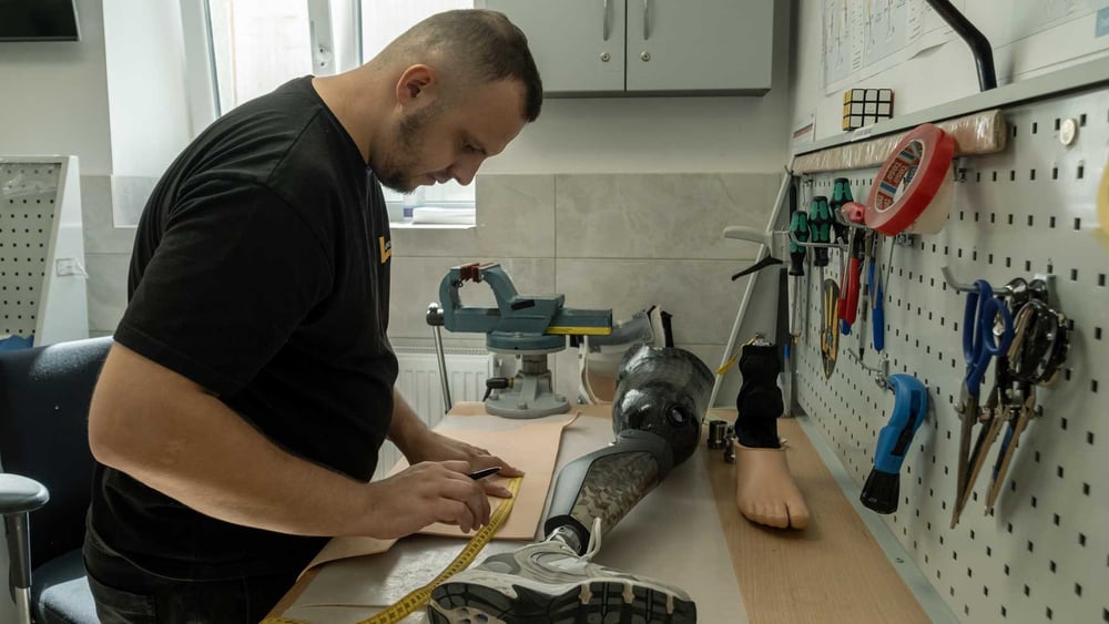 Die Werkstatt im Reha-Zentrum Unbroken ist auf die Anpassung von Prothesen für Kriegsverletzungen spezialisiert. © Caro / Bastian /KEYSTONE