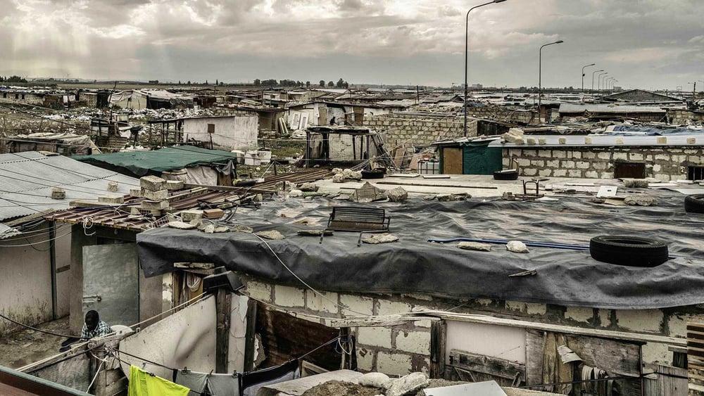 Die Piste: Die italienische Regierung lässt die Menschen in der informellen Siedlung auf dem ehemaligen Militärflughafen von Borgo Mezzanone allein. © Nicoló Lanfranchi