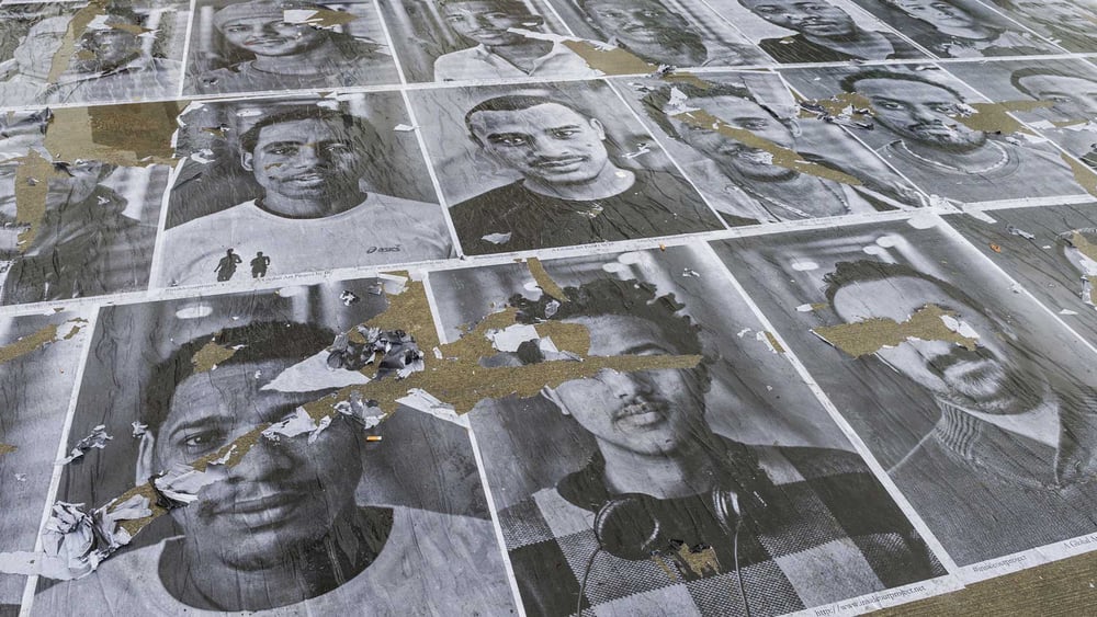 Serie von Porträts von Geflüchteten, die während einer Ausstellung im Rahmen einer Anti-Rassismus-Woche beschädigt wurden. © Mark Henley