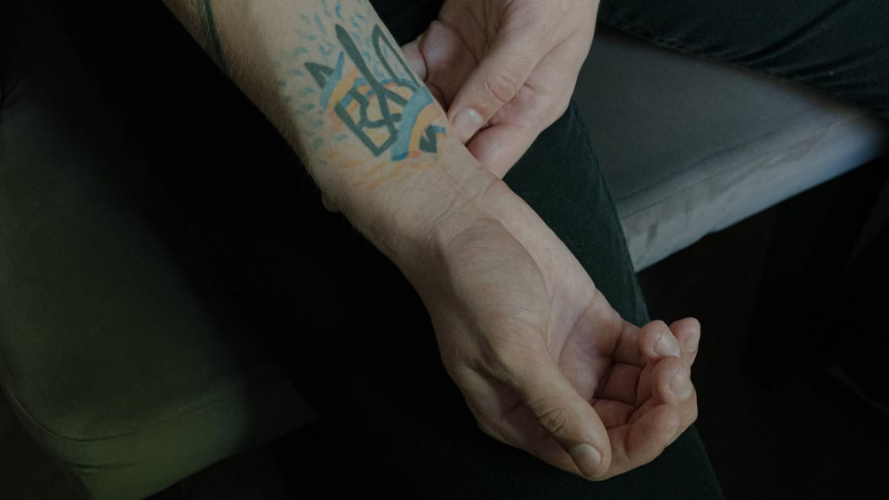 Wurde ihm an einem russischen Kontrollposten zum Verhängnis: Oleksii Polukhins Unterarm-Tattoo in den ukrainischen Farben.© Sitara Thalia Ambrosio