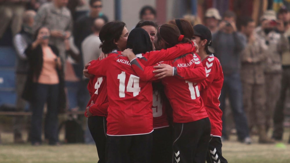 Die Spielerinnen des afghanischen Frauenfussballteams stehen zusammen und kämpfen für ihre Leidenschaft – auch im Exil. © Altaf Qadri / AP Photo / Keystone