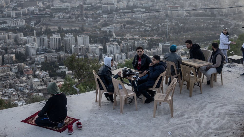 Noch vor kurzem war hier Sperrgebiet mit auf Damaskus gerichteten Kanonen – nun feiern die Syrer*innen auf dem Berg Qasiyun die neue Freiheit. © Chris McGrath/Getty Images