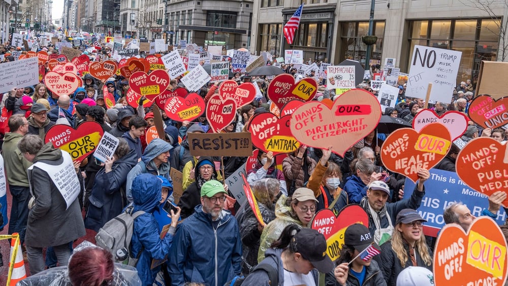 Am 5. April demonstrierten in New York mehr als 15 000 Menschen gegen die Politik der Regierung. © Lev Radin / shutterstock