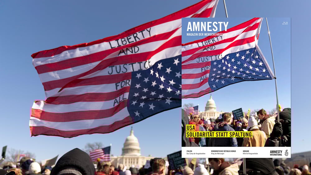 Die US-Flagge, mit handschriftlicher Aufschrift: Liberty and Justice for All.