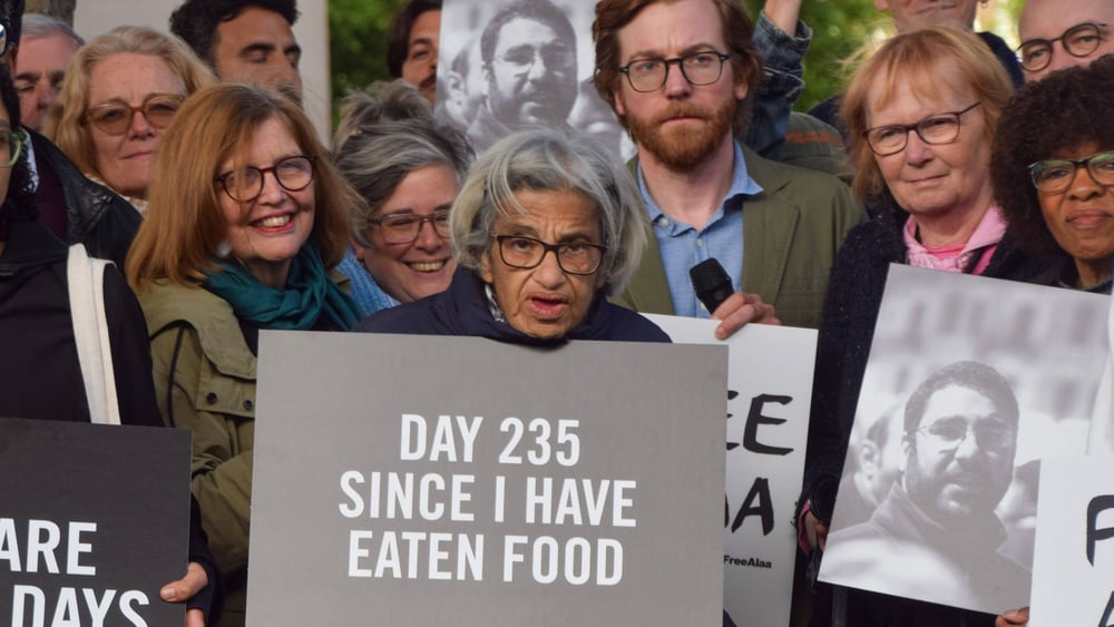 Auch Ende Mai stand Laila Soueif vor der Downing Street 10 und forderte die Freilassung ihres Sohnes – hier unterstützt von Aktivist*innen. © Vuk Valcic / imago