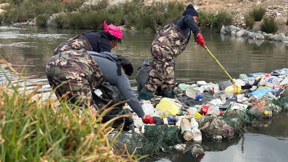 Gestauter Müll: An einer schwimmenden Barriere sammelt sich der Abfall. © Cristina Karrer