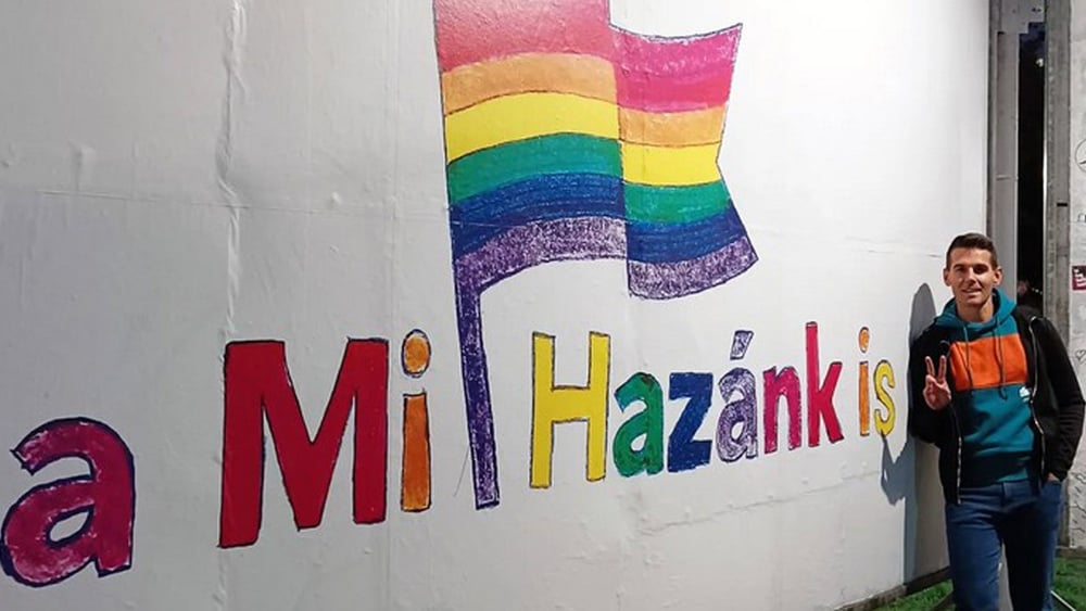 Dániel Waliduda vor einem Graffiti mit dem Slogan «Es ist auch unser Land». © zvg