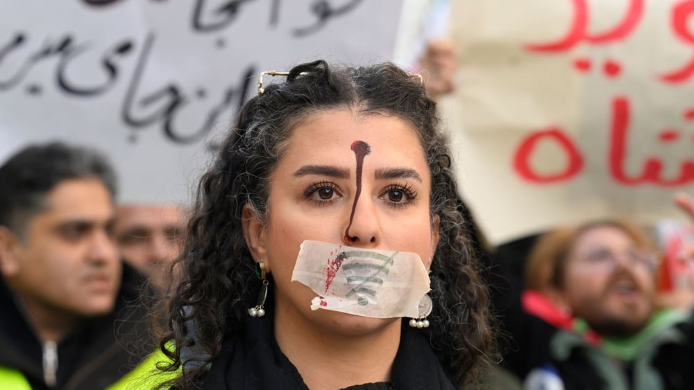 Kopfschuss und Internetsperre: Überall auf der Welt gehen Menschen in Solidarität mit den Iraner*innen auf die Strasse und fordern ein Ende der Gewalt, hier etwa in Düsseldorf. © Roberto Pfeil / dpa / Keystone