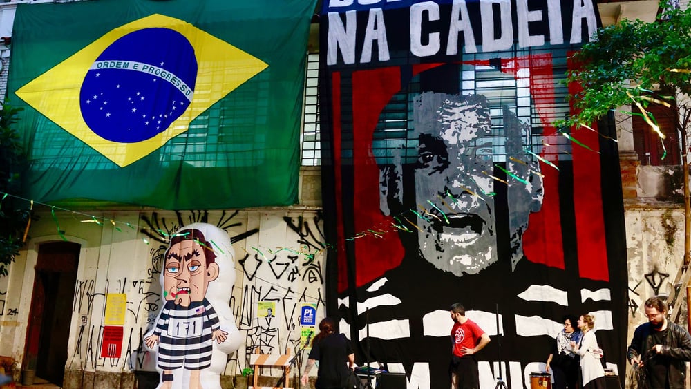 In São Paulo feiern am 12. September 2025 die Menschen mit Graffitis und Ballonen die Verurteilung des ehemaligen Präsidenten Jair Bolsonaro.  © Sebastiao Moreira / EPA / Keystone