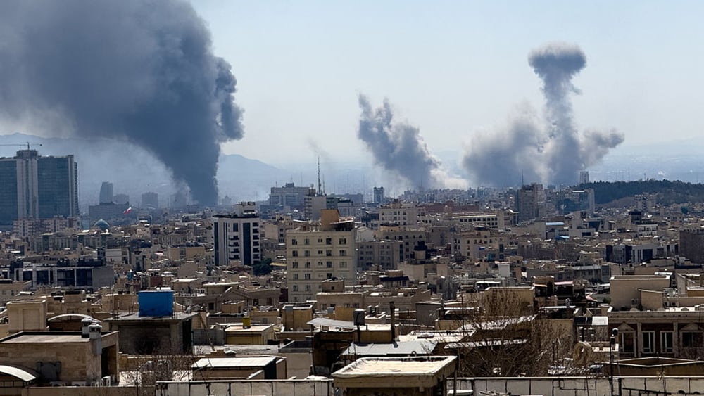 Luftaufnahme von Teheran mit zwei Rauchsäulen nach Bombardierung am 1. März 2026