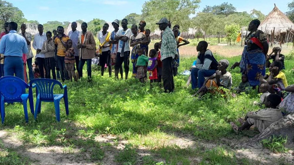Versammlung der Vikolôngwa-Mbútwa-Gemeinschaft in der Huíla-Provinz in Angola, die von einem Landkonflikt betroffen ist.