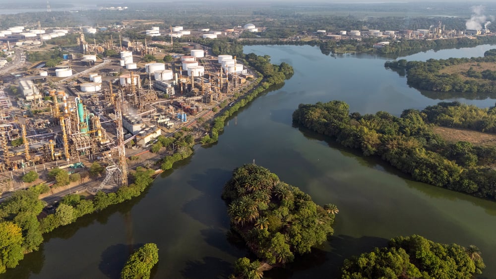 Bild von Industrieanlagen von Barrancabermeja am Magdalena Fluss in Kolumbien.