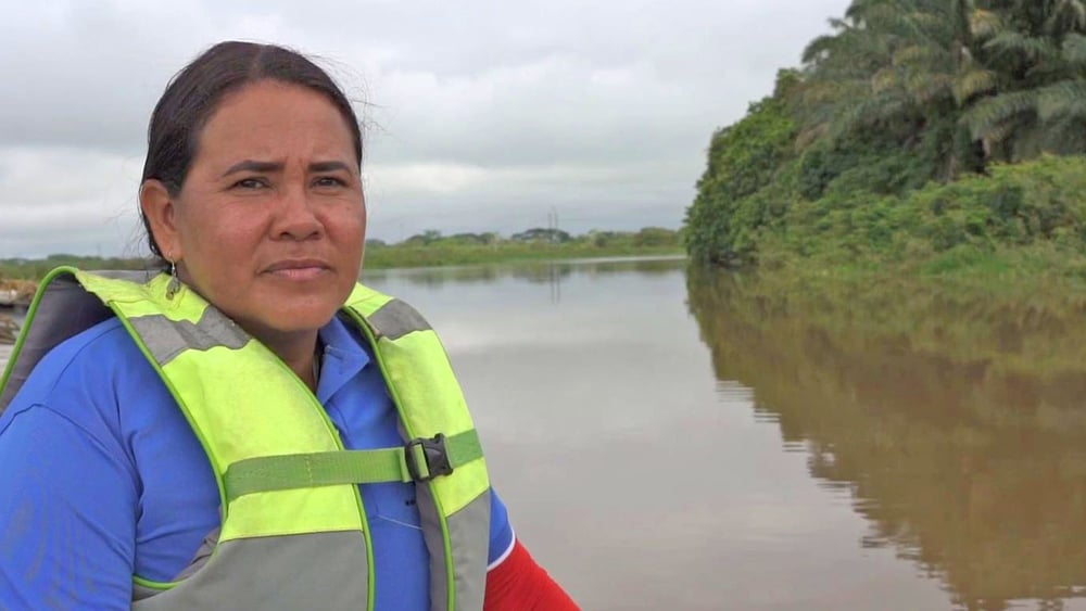 Video auf Spanisch, mit englischen Untertiteln (Dauer: 8 Minuten) / Yuly Velásquez, Präsidentin von FEDEPESAN trägt unter ihrer Schwimmweste und den Kleidern eine schusssichere Weste, wenn sie unterwegs ist. Sie lebt mit der ständigen Angst auf weitere Anschläge gegen sie, gegen ihre Angehörigen oder gegen Mitglieder der Organisation © Amnesty International