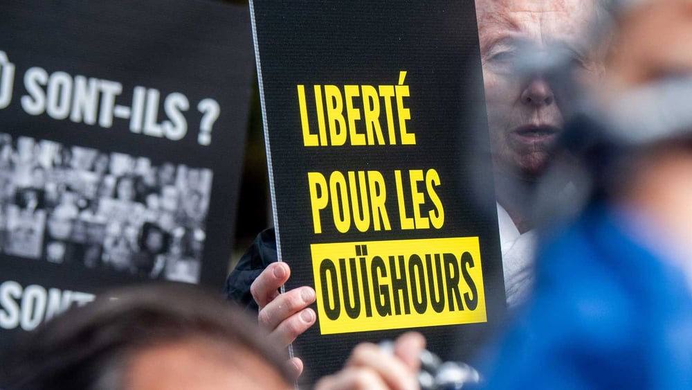 Amnesty-Aktion in Paris im August 2021 für das sofortige Ende der Verfolgung von muslimischen Minderheiten in der chinesischen Region Xinjiang © Benjamin Girette