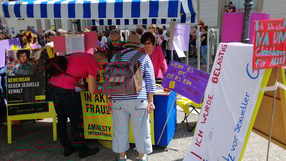 Frauenstreik 2019: Aktionsstand auf dem Winterthurer Kirchplatz "Gemeinsam sind wir stark"