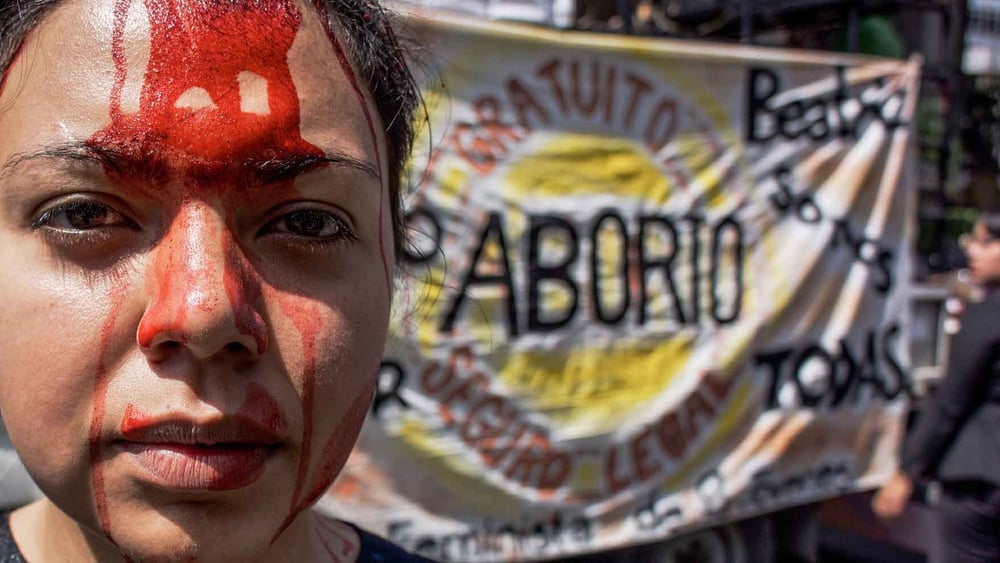 Frauenrechtsaktivistinnen demonstrieren vor dem obersten Gerichtshof El Salvadors für eine Entkriminalisierung des Schwangerschaftsabbruches. © Giles Clarke