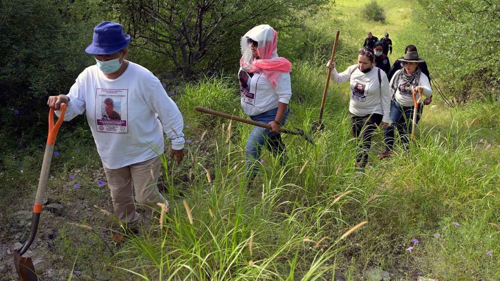 Des membres de l'organisation Madres Buscadoras à la recherche de restes de personnes disparues à la périphérie de Hermosillo, dans l'État de Sonora, au Mexique. © Alfredo Estrella / AFP via Getty Images PLUS DE PHOTOS EN CLIQUANT SUR L'IMAGE