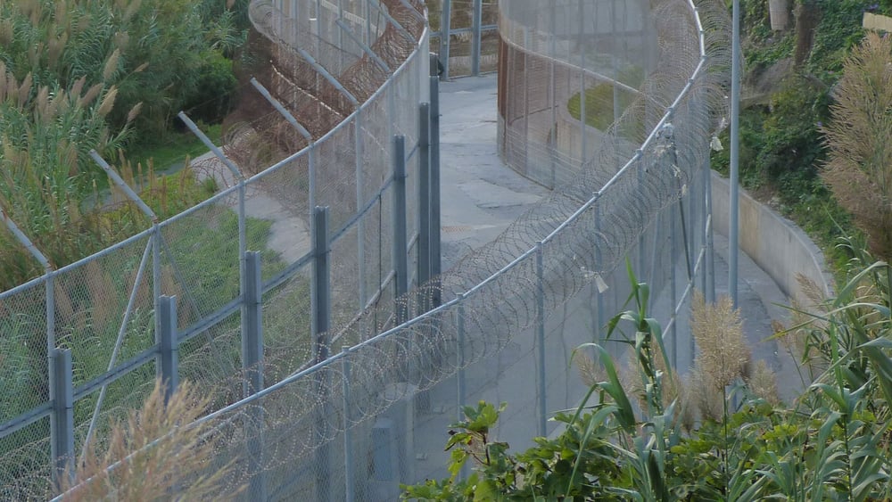 Symbol der Abschottung Europas: Grenzzaun rund um die spanische Enklave Ceuta. © Amnesty International