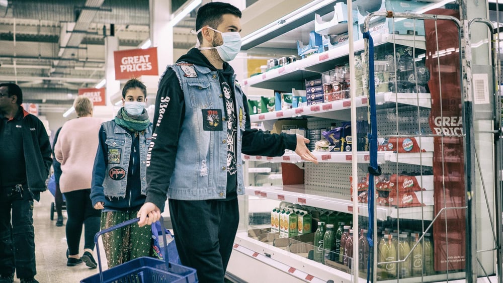 Des gens faisant leurs courses pendant la pandémie de coronavirus, Londres, 19 mars 2020. © Nickolay Romensky