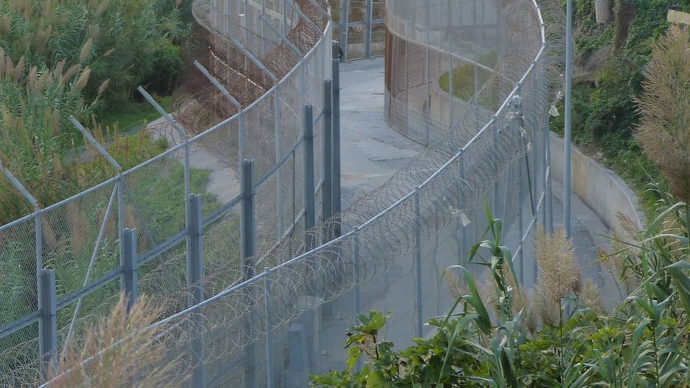 Symbole de la fermeture de l'Europe : clôture frontalière autour de l'enclave espagnole de Ceuta. © Amnesty International