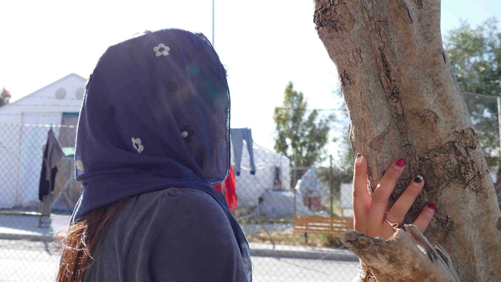 Die afghanische Journalistin Shirin (geänderter Name) erzählt, dass sie vor den Taliban geflohen sei, nachdem diese auf sie geschossen hätten. Doch auch nach ihrer Flucht fühle sie sich im griechischen Flüchtlingslager nicht sicher. © AI