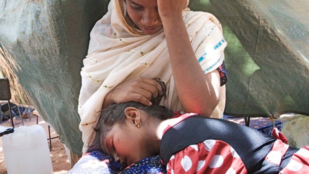 Viele tamilische Flüchtlinge konnten Sri Lanka nicht verlassen und blieben intern vertrieben, so wie diese beiden Mädchen in Thampalagama im August 2006.  © UNHCR/N. Ng