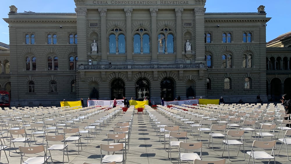 Tausende Geflüchtete stranden auf dem Weg nach Europa auf der griechischen Insel Lesbos. Amnesty Schweiz machte mit einer Aktion vor dem Bundeshaus 2021 auf deren prekäre Lage aufmerksam und forderte eine grosszügigere Aufnahme.