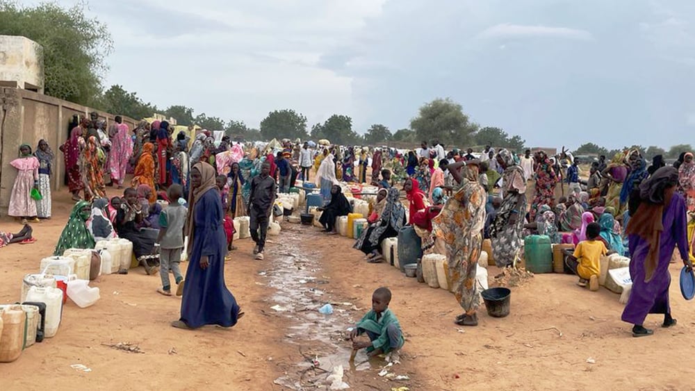 Aufgrund des Konflikts im Sudan, sind mehr als 2 Million Menschen über die Grenzen in die Nachbarländer geflohen: Sudanesische Geflüchtete stehen Schlange, um in Adre im Osten des Tschad Wasser zu holen, 26. Juni 2023. © Amnesty International