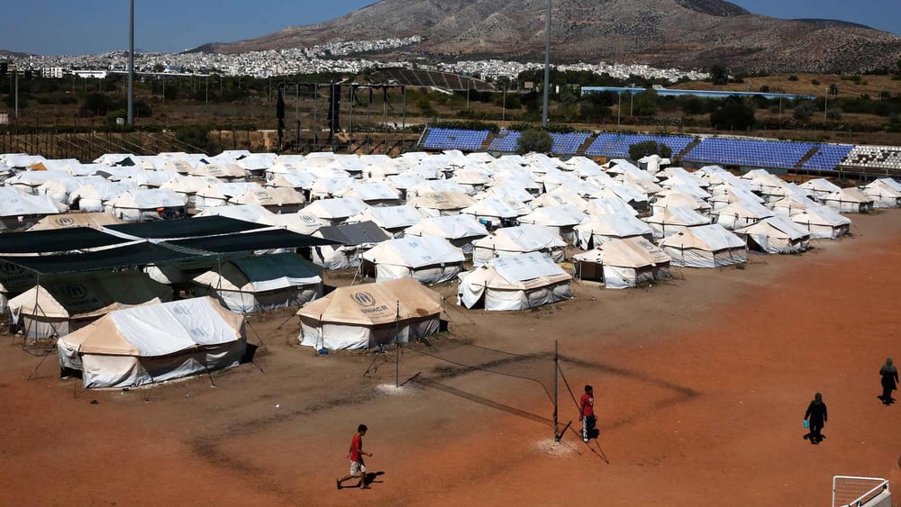 Das alte Baseball-Stadion in Elliniko, Athen. Mehr als 1000 Menschen, die meisten aus Afghanistan, leben hier unter erbärmlichen Bedingungen. © Giorgos Moutafis/AI