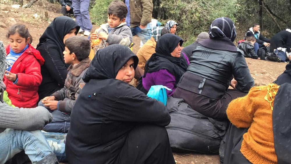 Zehntausende Syrerinnen und Syrer mussten wegen der Bombardierung Aleppos im Februar 2016 fliehen und blieben vor der türkischen Grenze stecken – darunter viele Verletzte. Nur wenigen gelang die Weiterreise nach Europa. © Amnesty International/Lindsey Snell