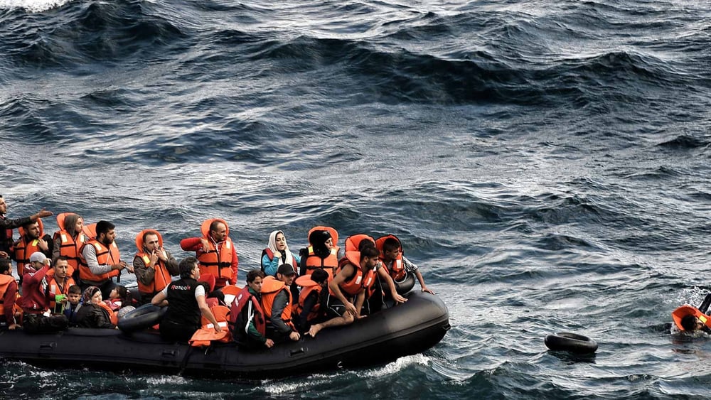 Flüchtlinge auf dem Weg nach Lesbos, 30. September 2015 © Aris Messinis