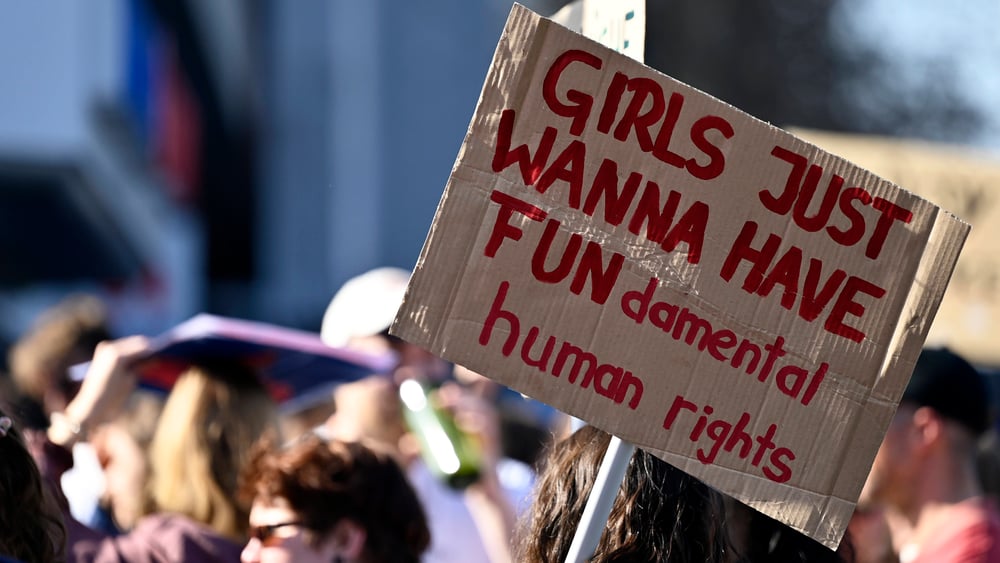 Ein Transparent auf dem steht: Girls just wanna have fun-damental human rights